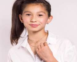 Oona earned several brand endorsements after getting popular in the entertainment industry.